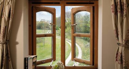 Secluded barn sleeps up to seven in rural Lincolnshire. Private parking.