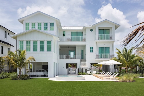 New Waterfront Home - Dreamside House