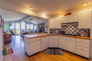 Private kitchen - Beachfront Family Friendly Lake Michigan Retreat (Michigan City)