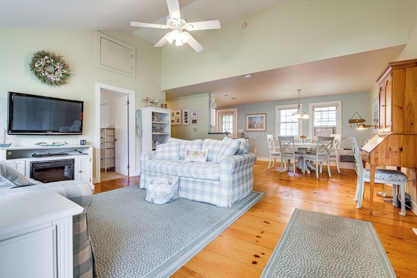 Interior - Walk to Goose Rocks Beach: Quiet Townhome w/ Patio (Kennebunkport)