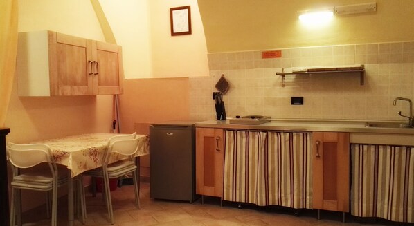 Refrigerador, microondas, cafetera y tetera y utensilios de cocina 