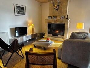 Smart TV, fireplace