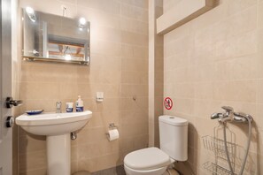 Dusj, hårføner og håndklær