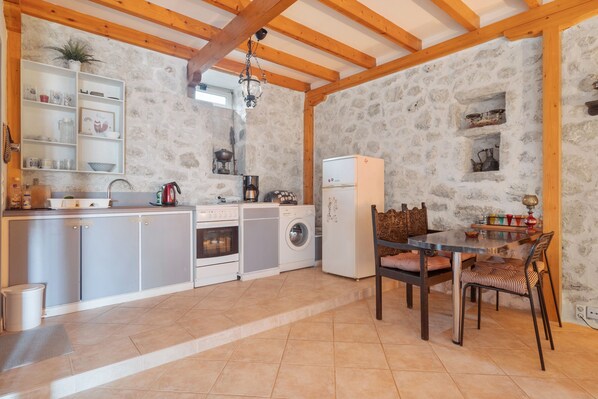 Kühlschrank, Mikrowelle, Ofen, Herdplatte