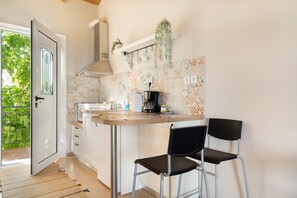 Fridge, oven, stovetop, coffee/tea maker