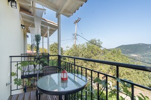 Outdoor dining - Apartment 'Little Fox' with Sea View, Wi-Fi and Air Conditioning (Lefkada)