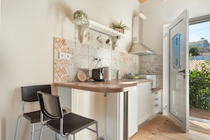 Réfrigérateur, four, plaque de cuisson, cafetière/bouilloire