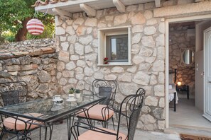 Outdoor dining - Room 'Rose' with Shared Terrace, Wi-Fi and Air Conditioning (Lefkada)