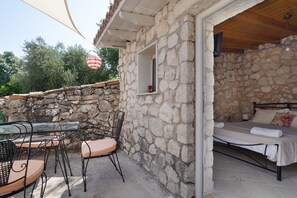 Outdoor dining - Room 'Rose' with Shared Terrace, Wi-Fi and Air Conditioning (Lefkada)