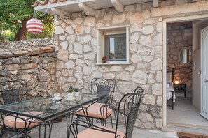 Outdoor dining - Room 'Rose' with Shared Terrace, Wi-Fi and Air Conditioning (Lefkada)