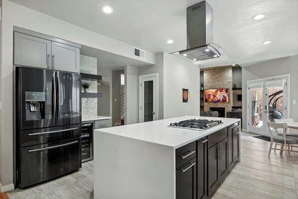 Jääkaappi, mikroaaltouuni, uuni, liesi