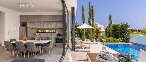 تناول الطعام بالخارج