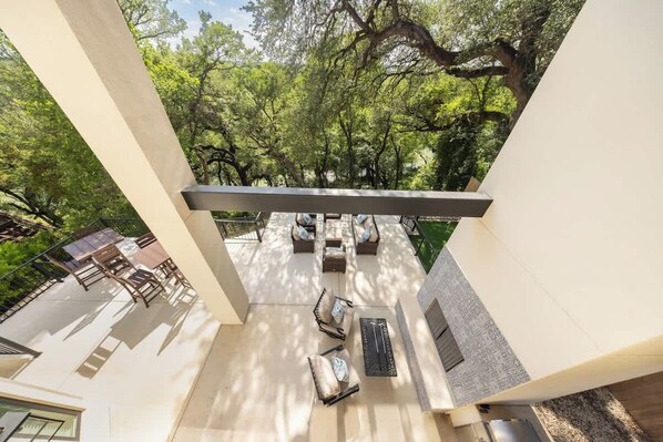 Outdoor dining - River Front Putting Green King Beds Gruene Retreat (New Braunfels)