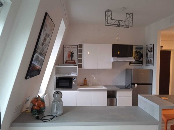 Microwave, oven, stovetop, dishwasher - L'appt du vieux qui ne voulait pas fêter son anniversaire park. privatif gratuit (Sedan)