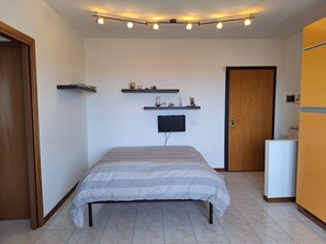 Iron/ironing board, bed sheets