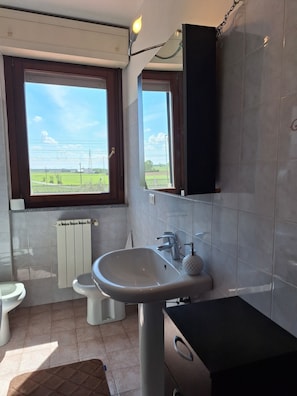 Bidet, serviettes fournies, savon, papier toilette