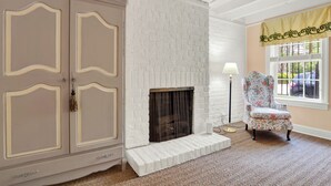 Interior - Darling Garden Apartment on Charlton (Savannah)