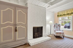 Interior - Darling Garden Apartment on Charlton (Savannah)