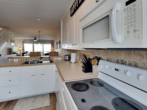Kylskåp, mikrovågsugn, ugn och spishäll