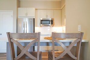 Réfrigérateur, micro-ondes, plaque de cuisson, cafetière/bouilloire