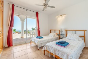 4 bedrooms, iron/ironing board, WiFi, bed sheets