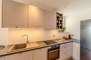 Fridge, oven, stovetop, dishwasher