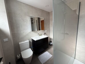 Dusche, Haartrockner, Handtücher