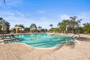 Piscina a l'aire lliure i piscina climatitzada 