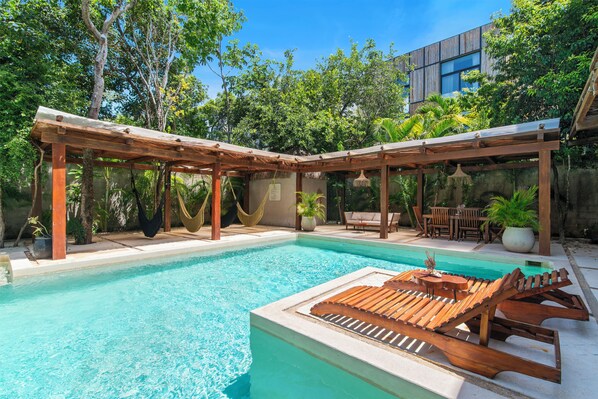 حمّام سباحة خارجي، حمّام سباحة مُدفَّأ