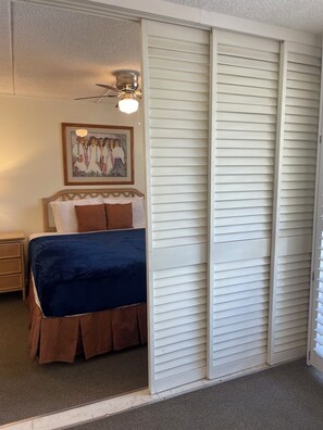 1 bedroom, free WiFi, bed sheets, wheelchair access - Free parking, chocolate covered MACO nuts/waters, F/Kitchen, GYM, AC, WiFi, pool (Honolulu)