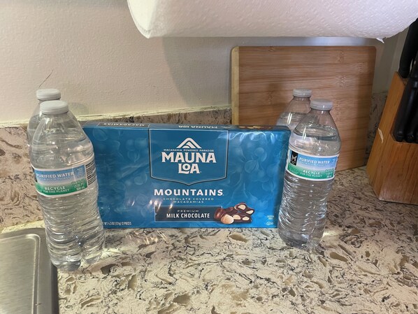 Miscellaneous - Free parking, chocolate covered MACO nuts/waters, F/Kitchen, GYM, AC, WiFi, pool (Honolulu)