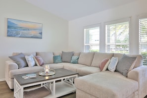 Smart TV, DVD player, table football - Florida Vibes! 10 Min to AMI, Private Oversized Heated Pool, Pool Cage (Bradenton)