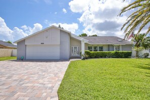 Exterior - Florida Vibes! 10 Min to AMI, Private Oversized Heated Pool, Pool Cage (Bradenton)