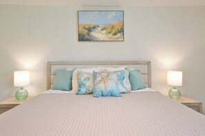 4 bedrooms, desk, iron/ironing board, travel cot - Florida Vibes! 10 Min to AMI, Private Oversized Heated Pool, Pool Cage (Bradenton)