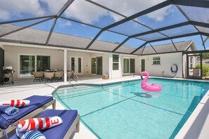 A heated pool - Florida Vibes! 10 Min to AMI, Private Oversized Heated Pool, Pool Cage (Bradenton)