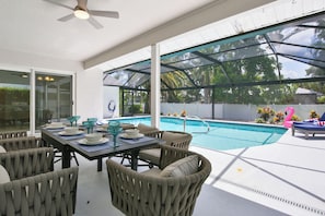 A heated pool - Florida Vibes! 10 Min to AMI, Private Oversized Heated Pool, Pool Cage (Bradenton)