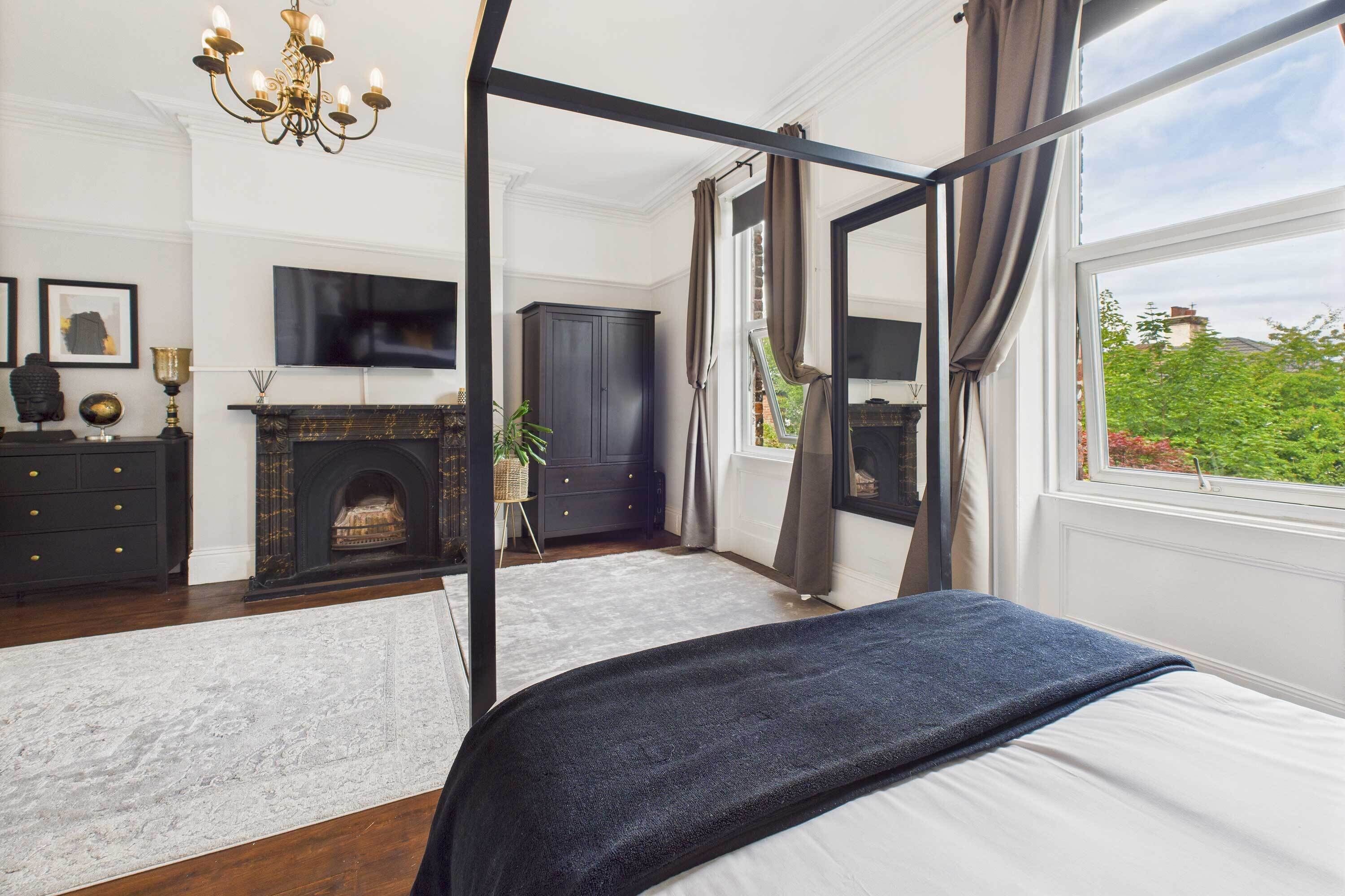 5 bedrooms, desk, iron/ironing board, travel cot