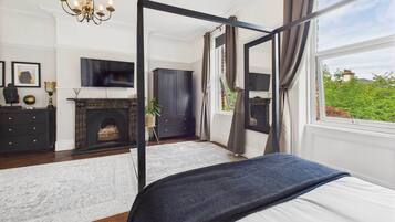 5 bedrooms, desk, iron/ironing board, travel cot