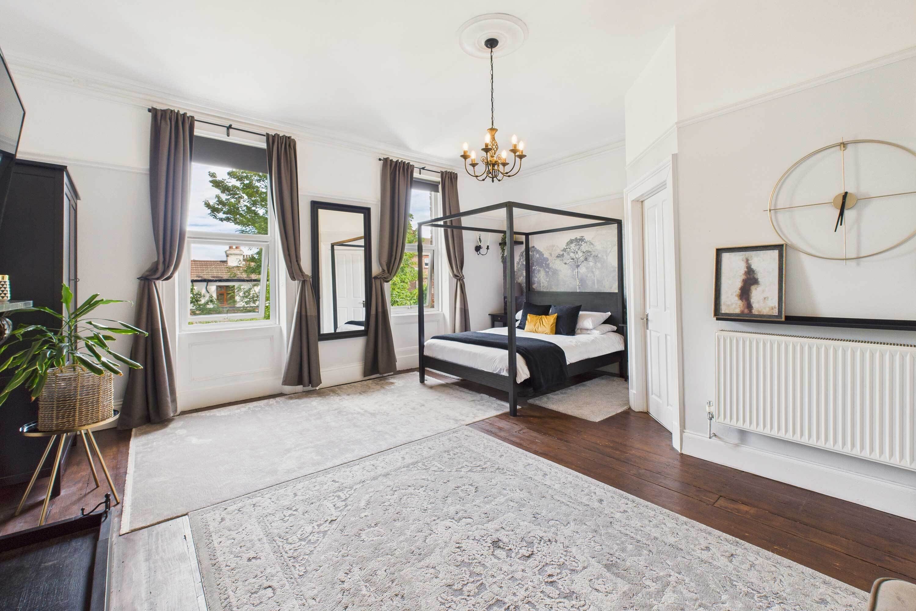 5 habitaciones, escritorio y tabla de planchar con plancha 