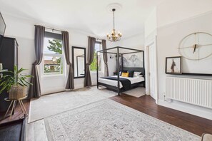 5 bedrooms, desk, iron/ironing board, travel crib - Host & Stay | Beech Street (Liverpool)