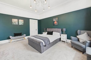5 bedrooms, desk, iron/ironing board, travel crib - Host & Stay | Beech Street (Liverpool)
