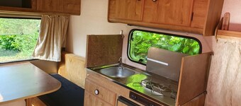 Caravane Vintage 4 places pour partir à l'aventure au départ de la Bretagne !