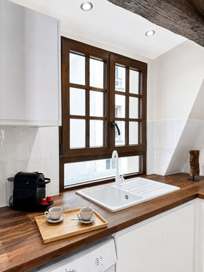 Departamento Confort, vista al patio | Cocina privada | Cafetera de espresso, tetera eléctrica, tostadora y congelador 