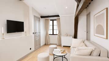 Apartamento Confort, vistas al patio | Zona de estar | Smart TV de 107 cm con canales digitales