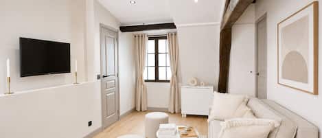 Comfort Apartment, Courtyard View | Living area