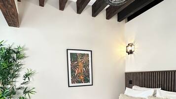 Apartamento conforto, vista para o pátio | Ferros/tábuas de passar roupa, Wi-Fi de cortesia