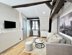 Comfort Apartment, Courtyard View | Living area | 107-cm Smart TV with digital channels - 1595 Chapon (Paris)