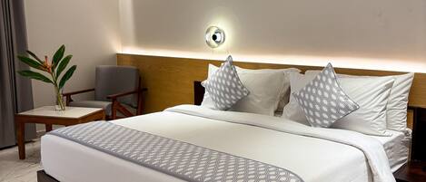 خزنة داخل الغرفة وستائر تعتيم وتجهيزات عازلة للصوت ومكواة/لوح كي