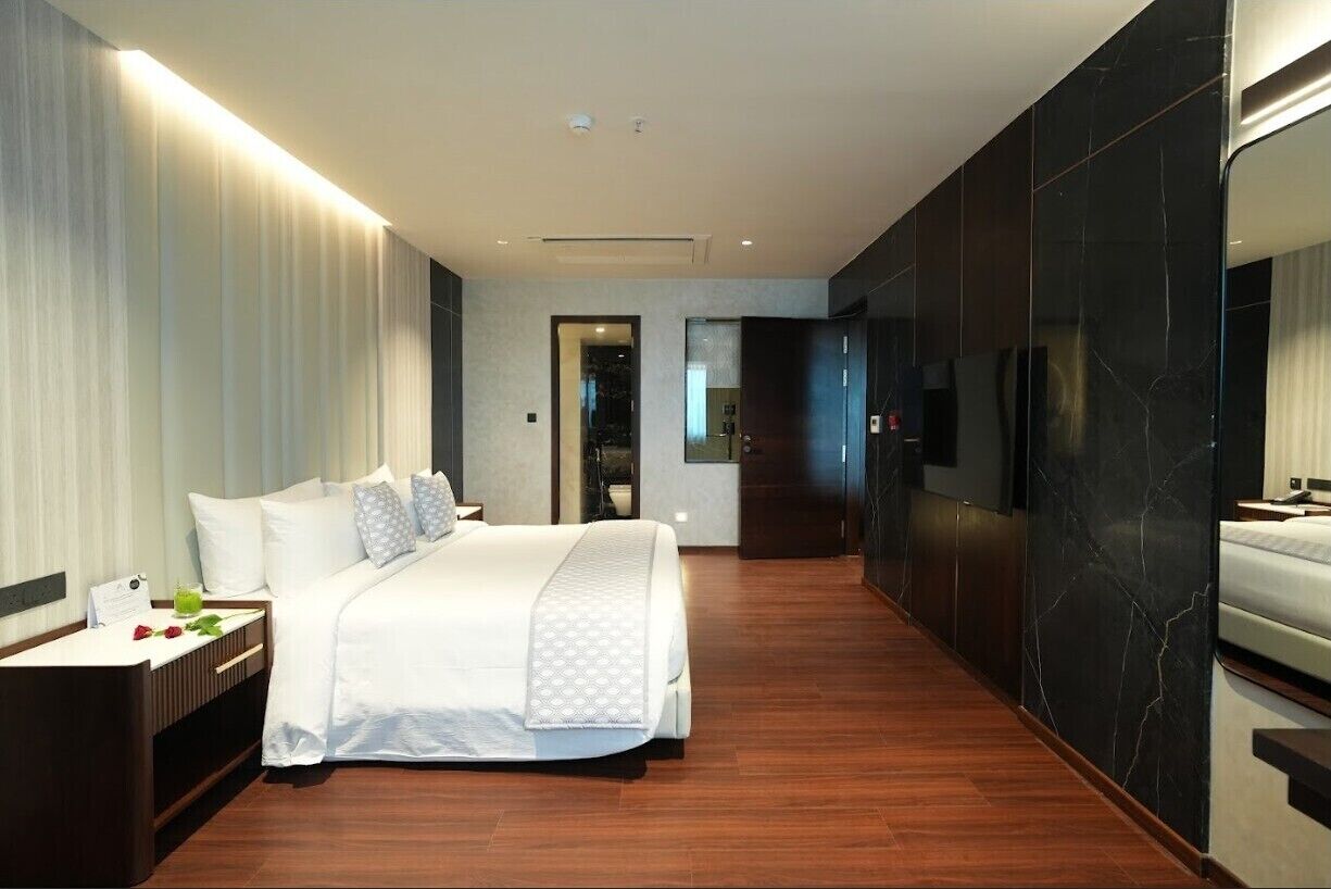 ห้องเอ็กเซกคิวทีฟสวีท, ระเบียง, วิวเมือง | ตู้นิรภัยในห้องพัก, ผ้าม่านกันแสง, ห้องเก็บเสียง, เตารีด/โต๊ะรีดผ้า