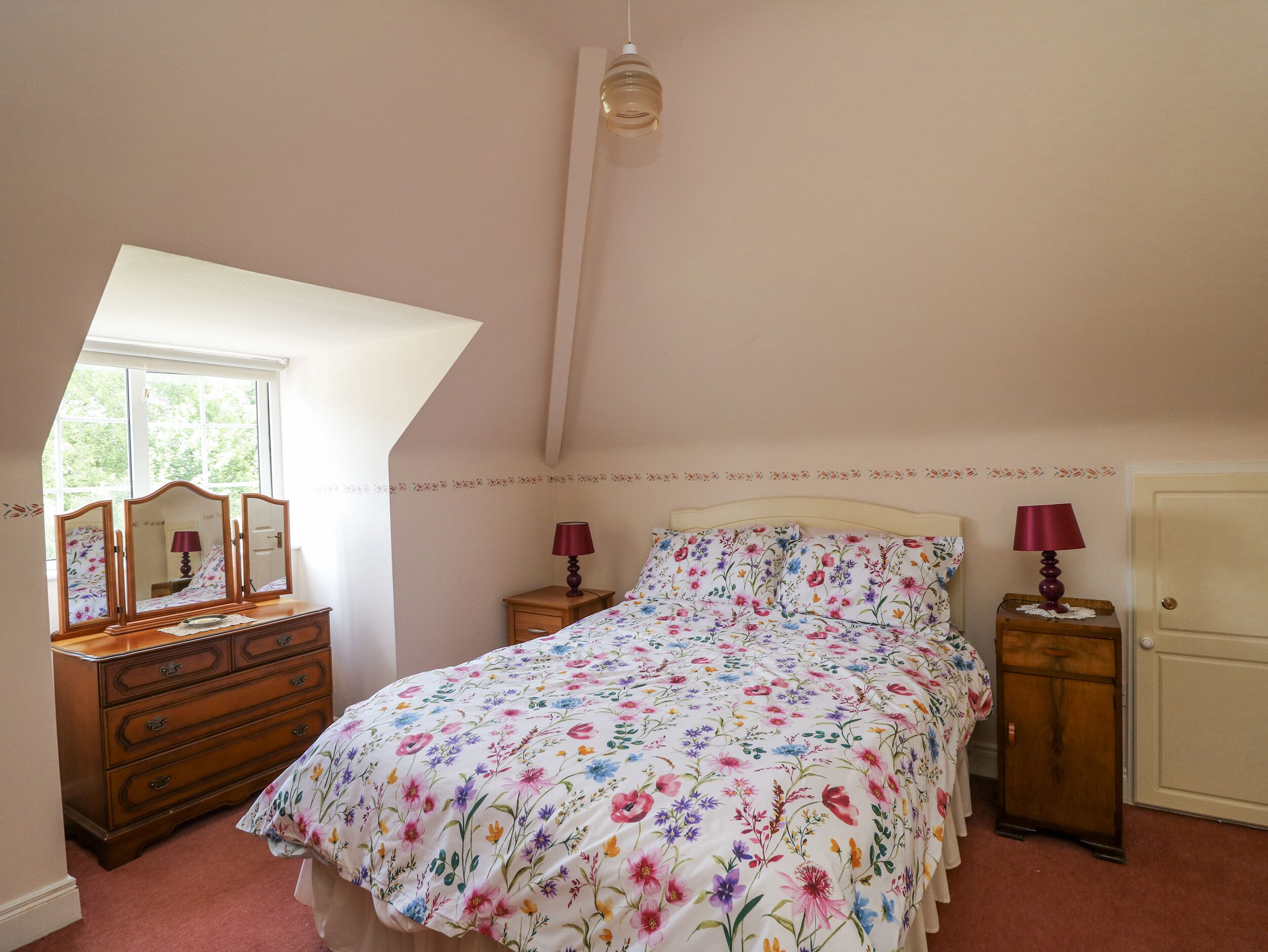 3 bedrooms, individually decorated, individually furnished, free WiFi